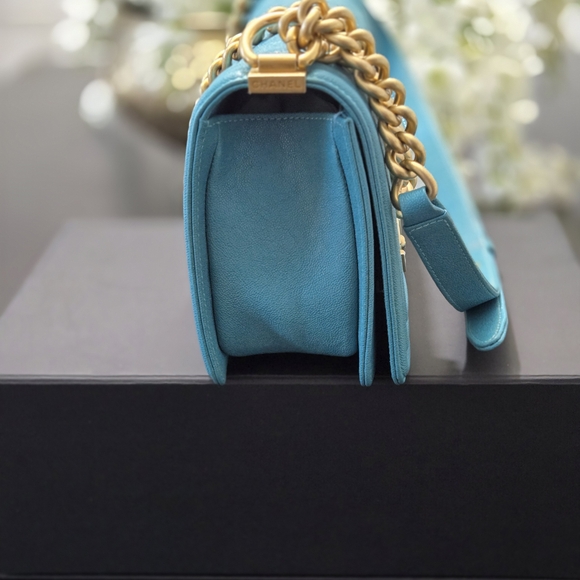 CHANEL Teal Quilted Crossbody Bag with Gold Chain - Picture 4 of 11